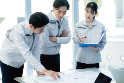 現場で3人で打ち合わせ