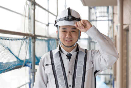 ヘルメットを被った男性