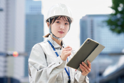 ヘルメットを被った女性